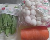 ニンジンと絹さやとシメジの三色炒め作り方1写真
