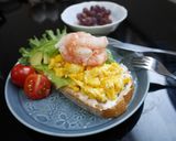 スモーブロー　甘えびとアボカド作り方3写真