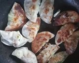 餃子の皮で豚肉としそ巻いて焼いてみた。作り方4写真