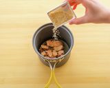 コッヘルで山ご飯！鮭のごま豆乳汁ビーフン作り方2写真