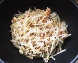 簡単ヘルシー☆鶏胸挽肉の中華風もやし炒め作り方5写真