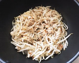 簡単ヘルシー☆鶏胸挽肉の中華風もやし炒め作り方6写真