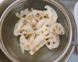 鶏むね肉とれんこんのバター醤油照り焼き作り方1写真