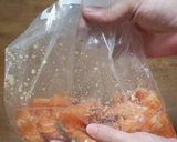 御飯のお供にサーモンの塩麹・だし醤油和え作り方2写真