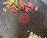 ビーツの茎とベーコンのペペロンチーノ作り方3写真