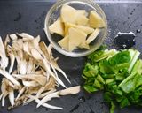 簡単！タケノコと舞茸のお味噌汁作り方1写真