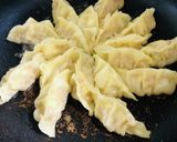 餃子(手作りも冷凍も)の上手な焼き方作り方7写真