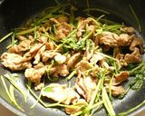 豚肉とセリのスパイシーバター醤油炒め作り方3写真