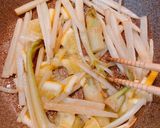さっぱりコク旨☆山うどのレモン醤油炒め作り方2写真