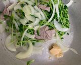 豚肩ロースと豆苗の胡麻油シャンタン炒め作り方3写真