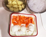 定番！新じゃがいもと新玉ねぎの肉じゃが作り方2写真