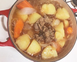 定番！新じゃがいもと新玉ねぎの肉じゃが作り方7写真