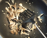 黒胡椒DE舞茸のにんにくバター焼きご飯❤作り方1写真