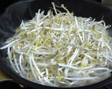 新玉ねぎともやしの牛肉ごちそう焼きそば作り方2写真