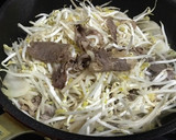 新玉ねぎともやしの牛肉ごちそう焼きそば作り方3写真