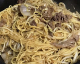 新玉ねぎともやしの牛肉ごちそう焼きそば作り方4写真