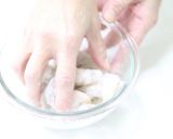 旨辛!スパイシー梅ソースのエビチリ作り方2写真