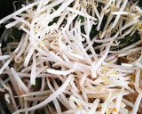 さば味噌煮缶とニラもやしのコチュマヨ炒め作り方3写真