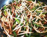 さば味噌煮缶とニラもやしのコチュマヨ炒め作り方4写真