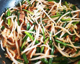 さば味噌煮缶とニラもやしのコチュマヨ炒め作り方4写真