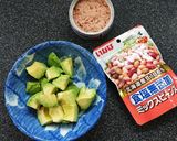 簡単ランチ☆アボカドとツナの豆サラダ丼作り方1写真