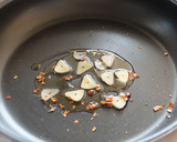 簡単♪鶏むね肉と豆苗のにんにく炒め作り方3写真