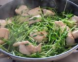 簡単♪鶏むね肉と豆苗のにんにく炒め作り方5写真