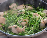 簡単♪鶏むね肉と豆苗のにんにく炒め作り方5写真