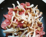 簡単！豚肉としめじのごまマヨ炒め作り方1写真