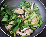 簡単！鶏もも肉と小松菜のスタミナ炒め作り方3写真