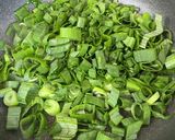 ２工程！新玉ねぎの緑部分で作る酢味噌和え作り方1写真