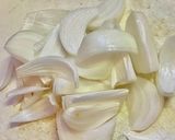 焼肉のタレで新玉ねぎ&ソーセージの炒め物作り方1写真