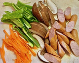 焼肉のタレで新玉ねぎ＆ソーセージの炒め物作り方2写真