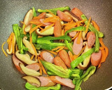 焼肉のタレで新玉ねぎ＆ソーセージの炒め物作り方3写真