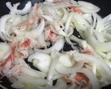 朝の一品7分♡新玉ねぎとカニカマの卵炒め作り方2写真