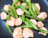 簡単!鶏ささみとアスパラのバタポン炒め作り方3写真