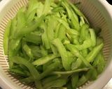 野菜摂取におすすめ　セロリのきんぴら作り方1写真