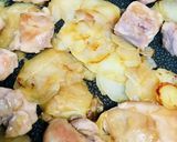 鶏と薄切りじゃが芋のバター醤油炒め作り方5写真