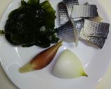 コハダ、わかめ、新玉ねぎ、茗荷の酢の物作り方1写真