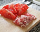 粗挽き黒胡椒がよく合う！トマト肉うどん作り方1写真
