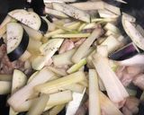 春味:ご飯がすすむ　うどと鶏肉の味噌炒め作り方2写真