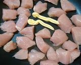 簡単！鶏胸肉とこんにゃくの味噌バター炒め作り方2写真