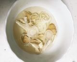 ほぼお湯を注ぐだけ☆簡単舞茸入りコンソメ作り方2写真