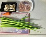 鳥もも肉とニンニクの花芽の塩ダレ炒め作り方1写真
