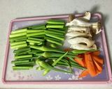 鳥もも肉とニンニクの花芽の塩ダレ炒め作り方2写真