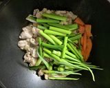 鳥もも肉とニンニクの花芽の塩ダレ炒め作り方7写真