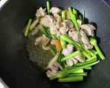 鳥もも肉とニンニクの花芽の塩ダレ炒め作り方9写真