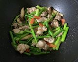 鳥もも肉とニンニクの花芽の塩ダレ炒め作り方11写真