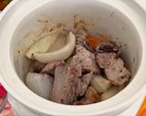 スロークッカーで作る豚スペアリブと玉ねぎの煮込み作り方3写真