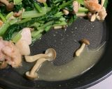 鶏肉と小松菜・しめじの味噌マヨ炒め☆作り方5写真
